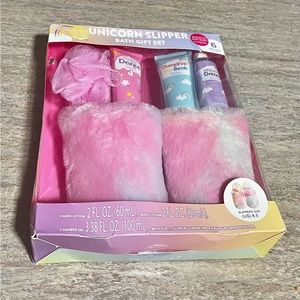 NIB Unicorn slipper bath gift set